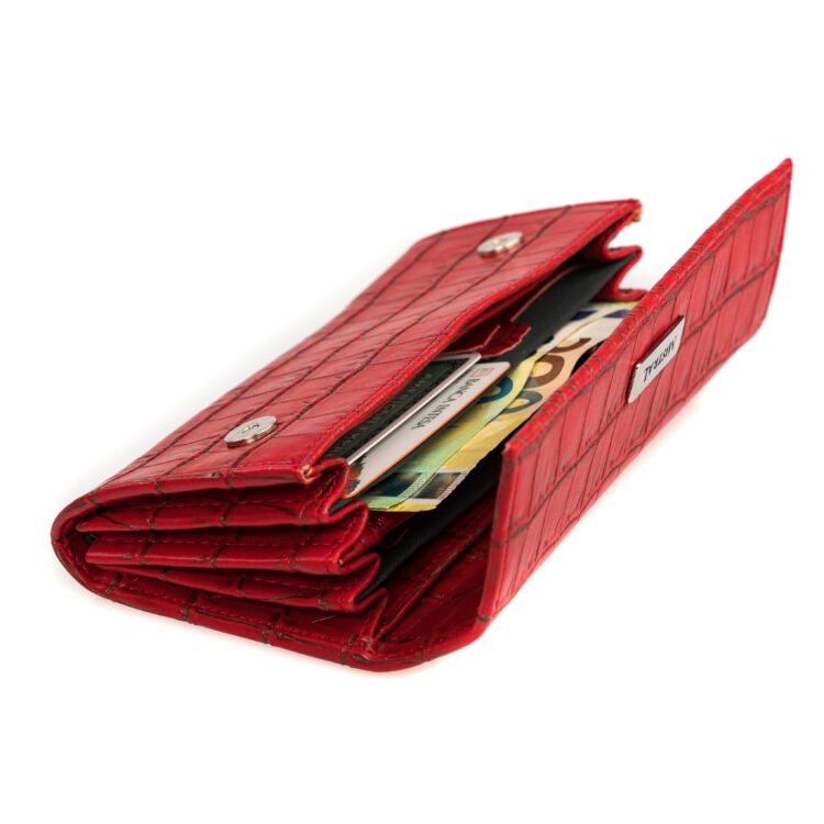 ženski novčanik pun para i kartica u crvenoj boji